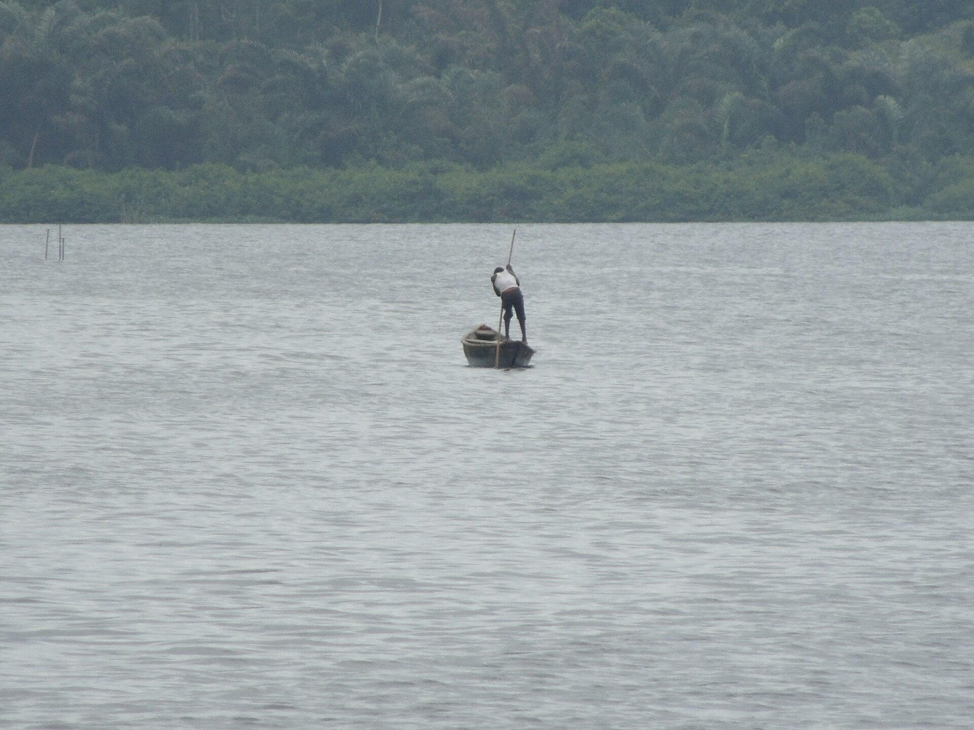 Pêcheur sur la lagune Aby au petit matin