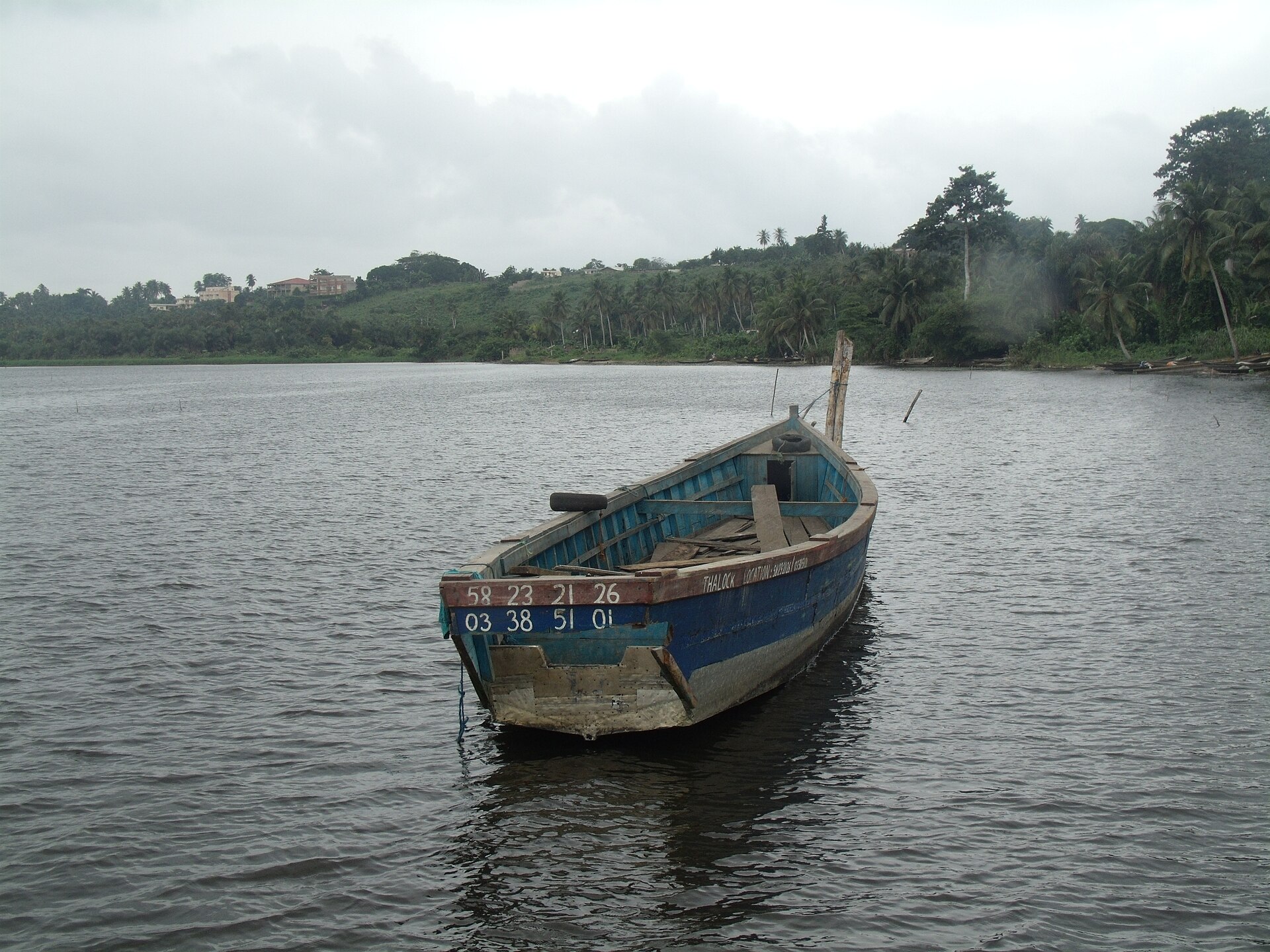 Pinasse naviguant sur la lagune Aby