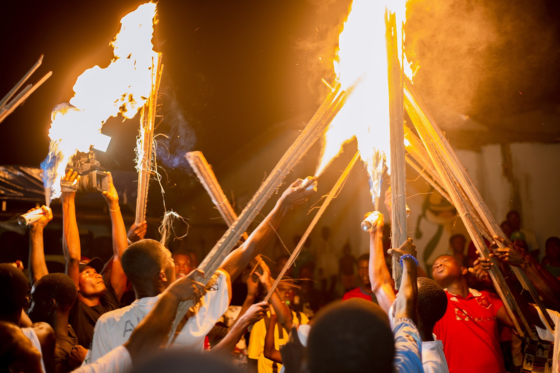 Retraite aux flambeaux du Popo Carnaval 2025 à Bonoua