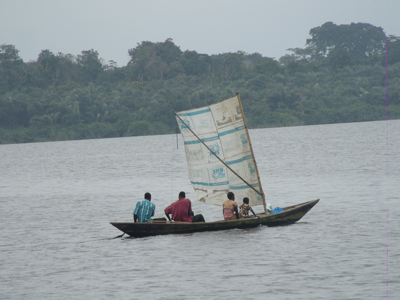 Voilier artisanal sur la lagune Aby